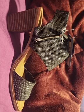 NWT Toms Black Glitter Block Heel Sandals with Zipper